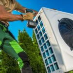 Techniker, welche eine Wärmepumpe in einem Garten in Wien installiert