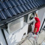 "Wärmepumpe Wien - Installateur installiert eine Wärmepumpenanlage