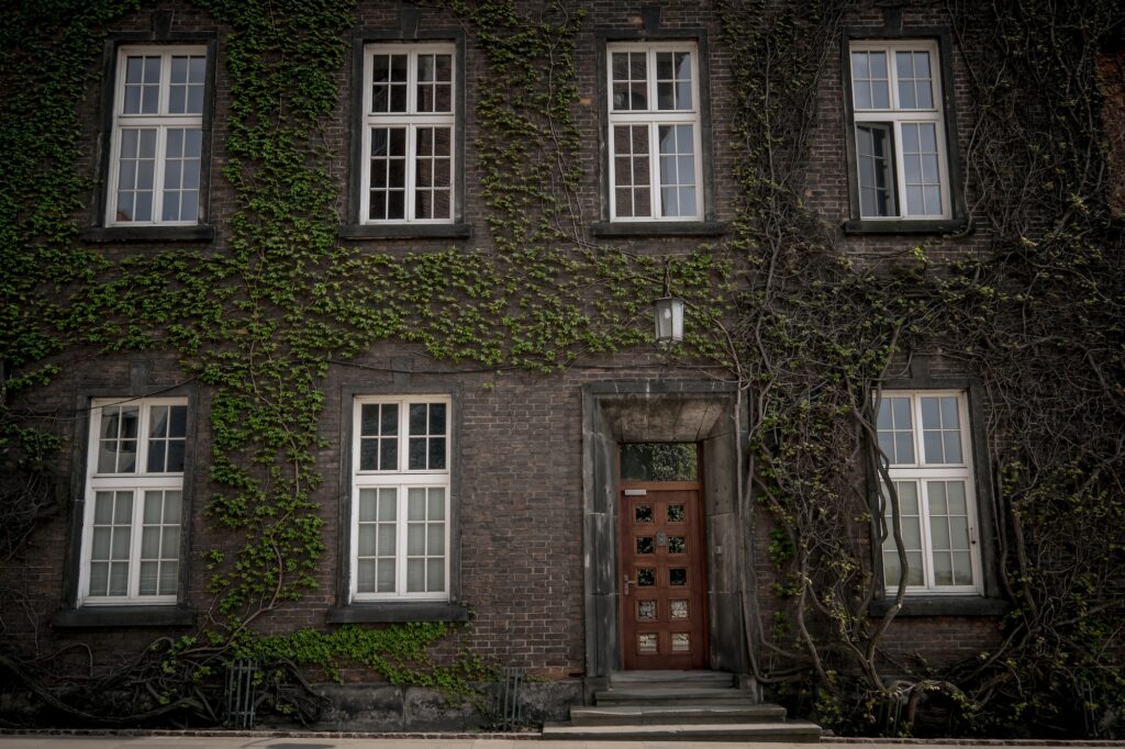 Altbau mit Kastenfenster